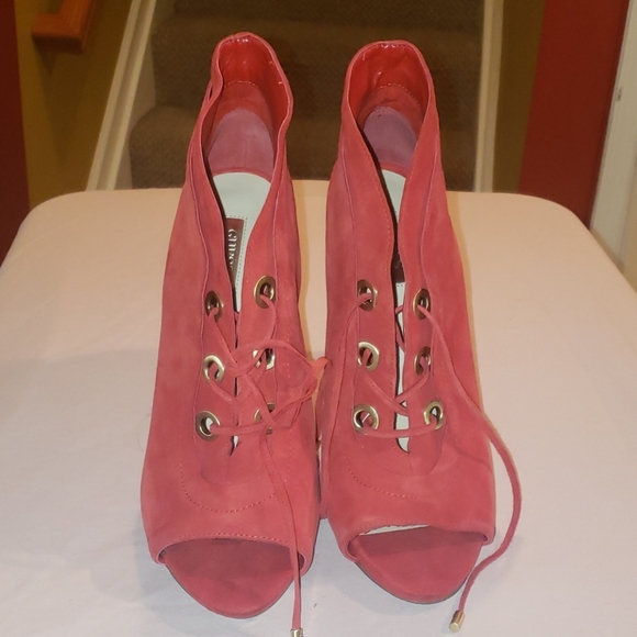GUESS red suede tie up stiletto booties - Picture 2 of 11